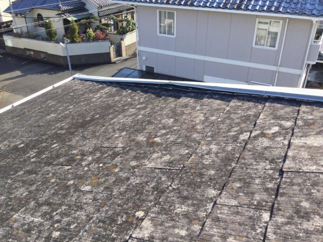 明石市の塗装が剥げて下地が剥き出しになった化粧スレート